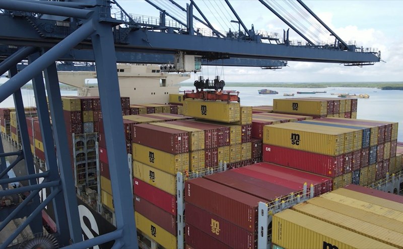 Unloading containers at the seaport in Cai Mep - Thi Vai area. Photo: Xuan Truong