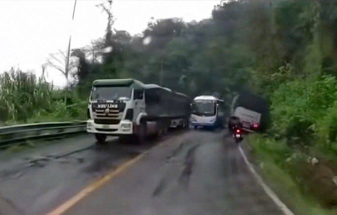 Hành vi tài xế xe khách vượt ẩu trên đèo Bảo Lộc được camera ghi lại. Ảnh: Công an cung cấp 
