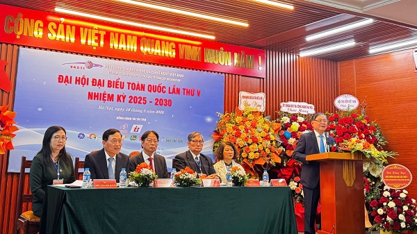 Dr. Tran Van Tung, former Deputy Minister of Science and Technology, was appointed as VASTI Chairman for the V term. Photo: Minh Hanh