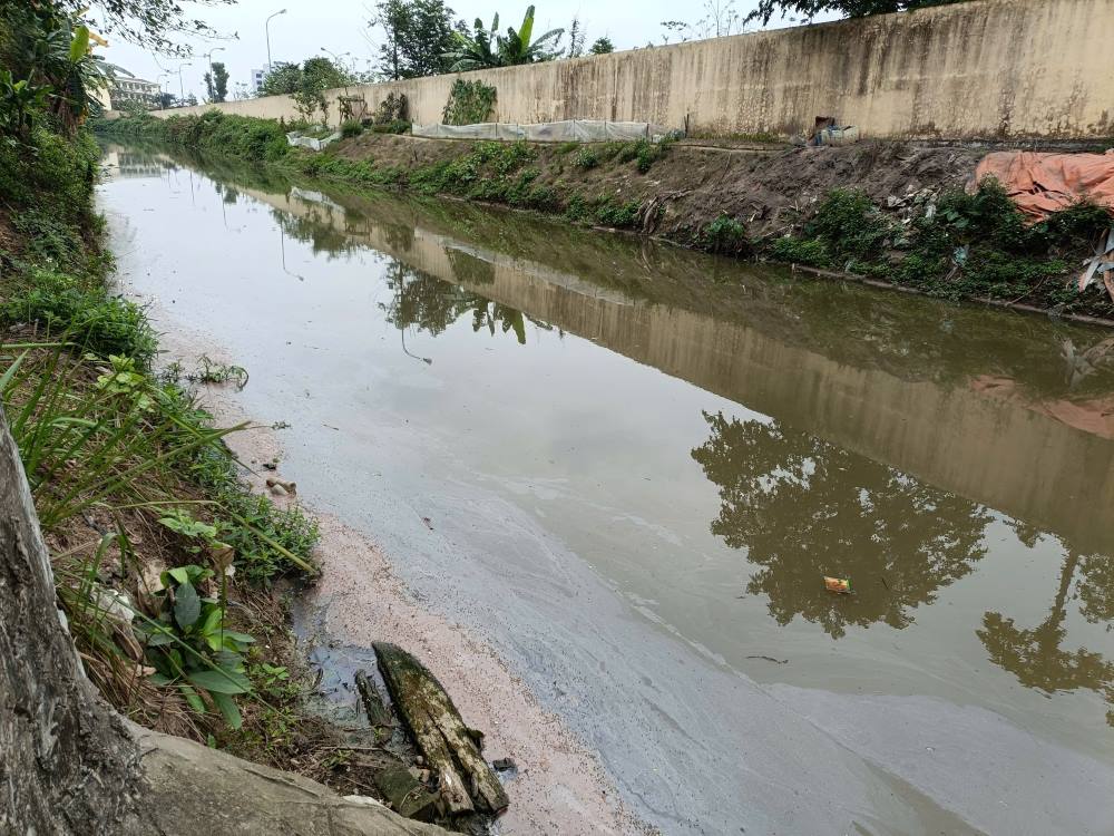 The North Nam Hung Canal in Hai Phong is flooded with oil. Photo: Mai Dung