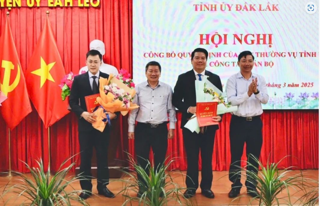 Mr. Nguyen Van Toan, Deputy Secretary of the Ea H'leo District Party Committee (far left) is expected to be elected to hold the additional position of Chairman of the District People's Committee. Photo: Ea H'leo District People's Committee