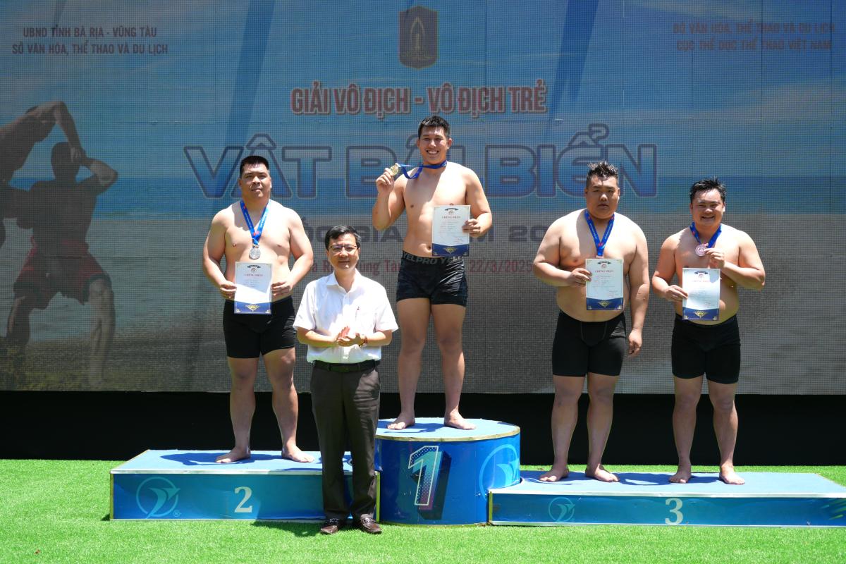 Trao huy chuong va giay chung nhan cho cac do vat hang can tren 90kg. Anh: Thanh An