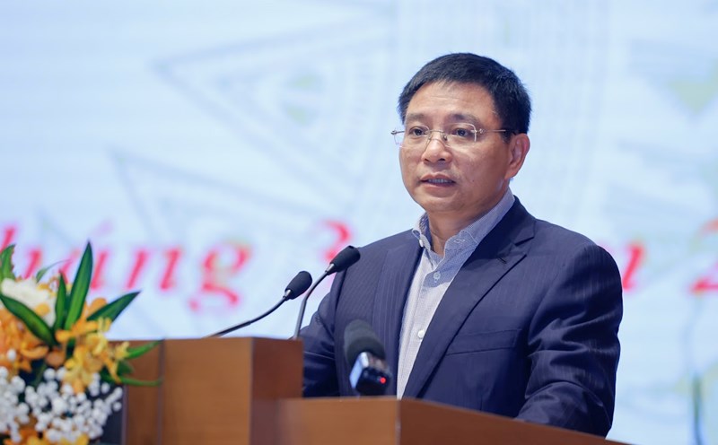 Minister of Finance Nguyen Van Thang informed about promoting science and technology, innovation, creativity and digital transformation. Photo: VGP/Nhat Bac