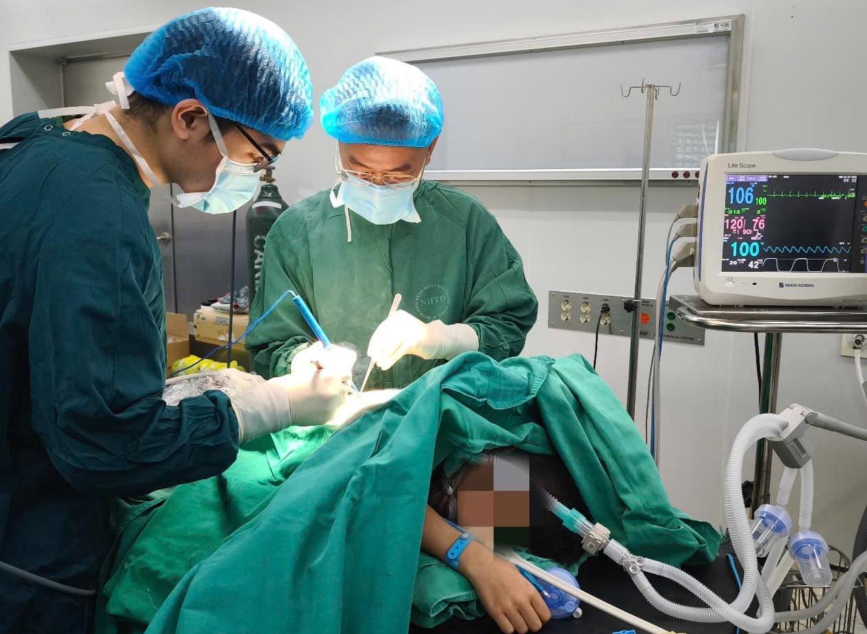 Doctors operate on a child after detecting a rare lung disease. Photo: Thanh Dang