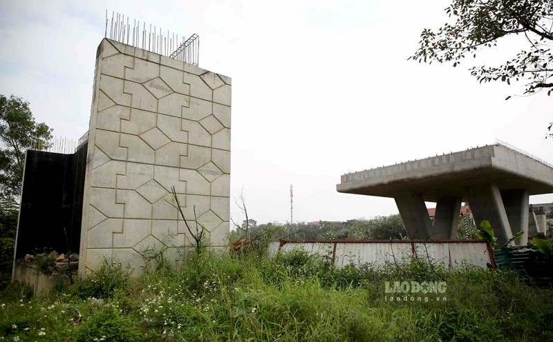 One of the projects with public investment capital that is stalled is the Road and Railway Overpass project in Dong Hoi City. Photo: Cong Sang