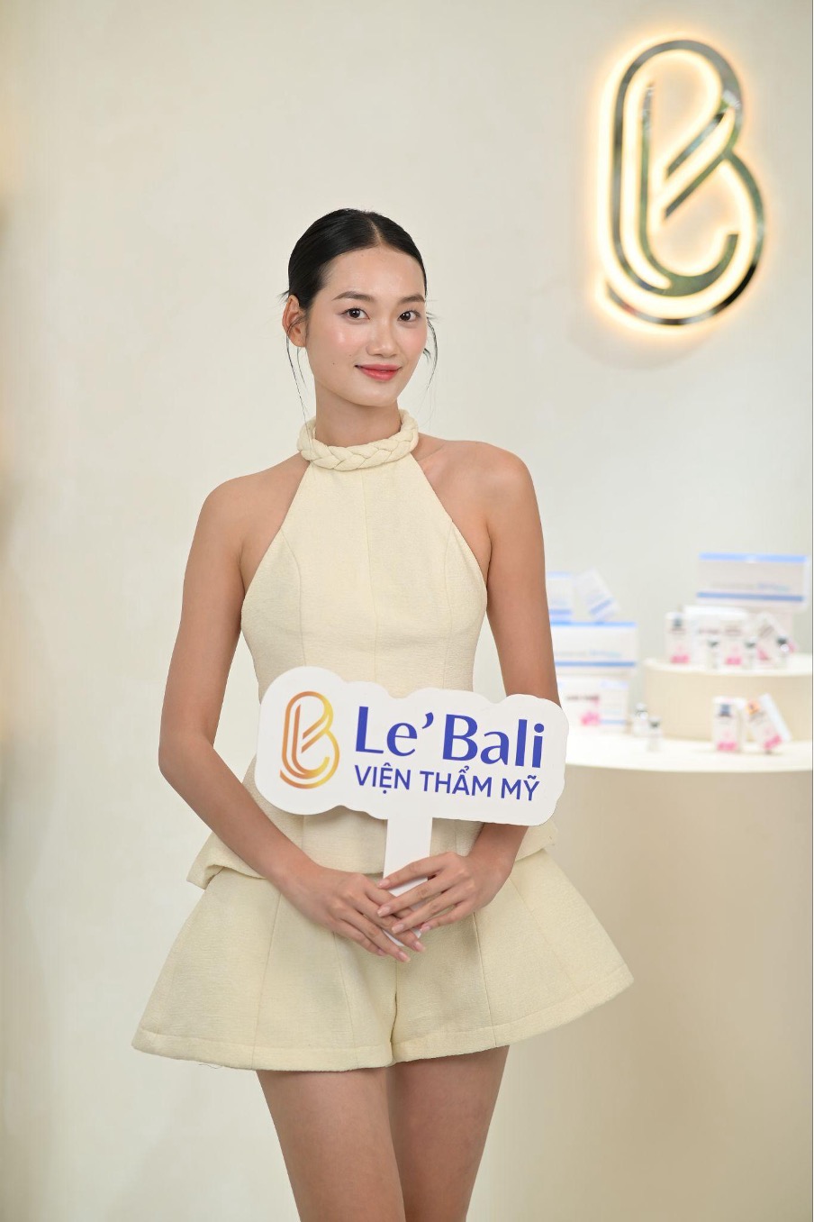 A hau Quynh Anh chon Le'Bali lam noi cham soc sac dep toan dien