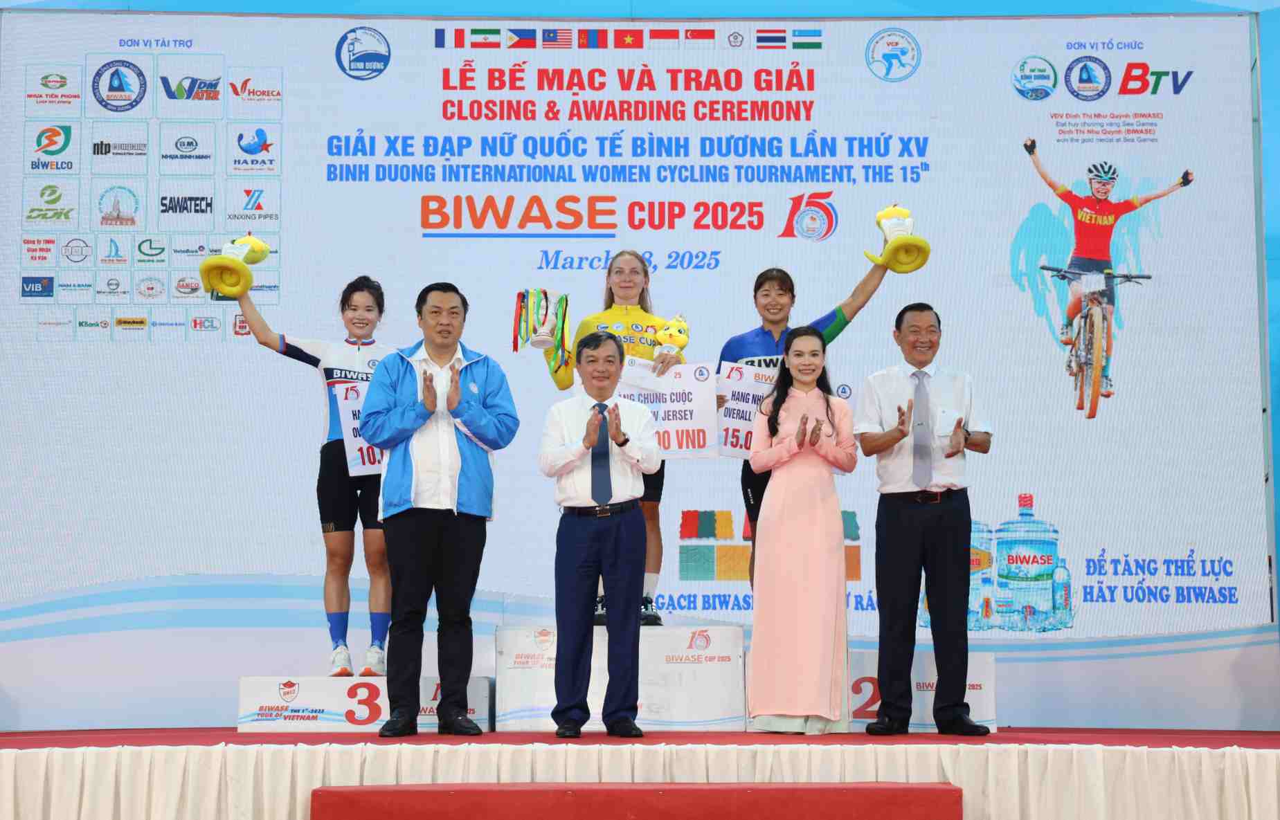 The Organizing Committee awarded prizes to the runners of the 15th Binh Duong International Women's Cycling Tournament - 2025. Photo: Provided by the Organizing Committee