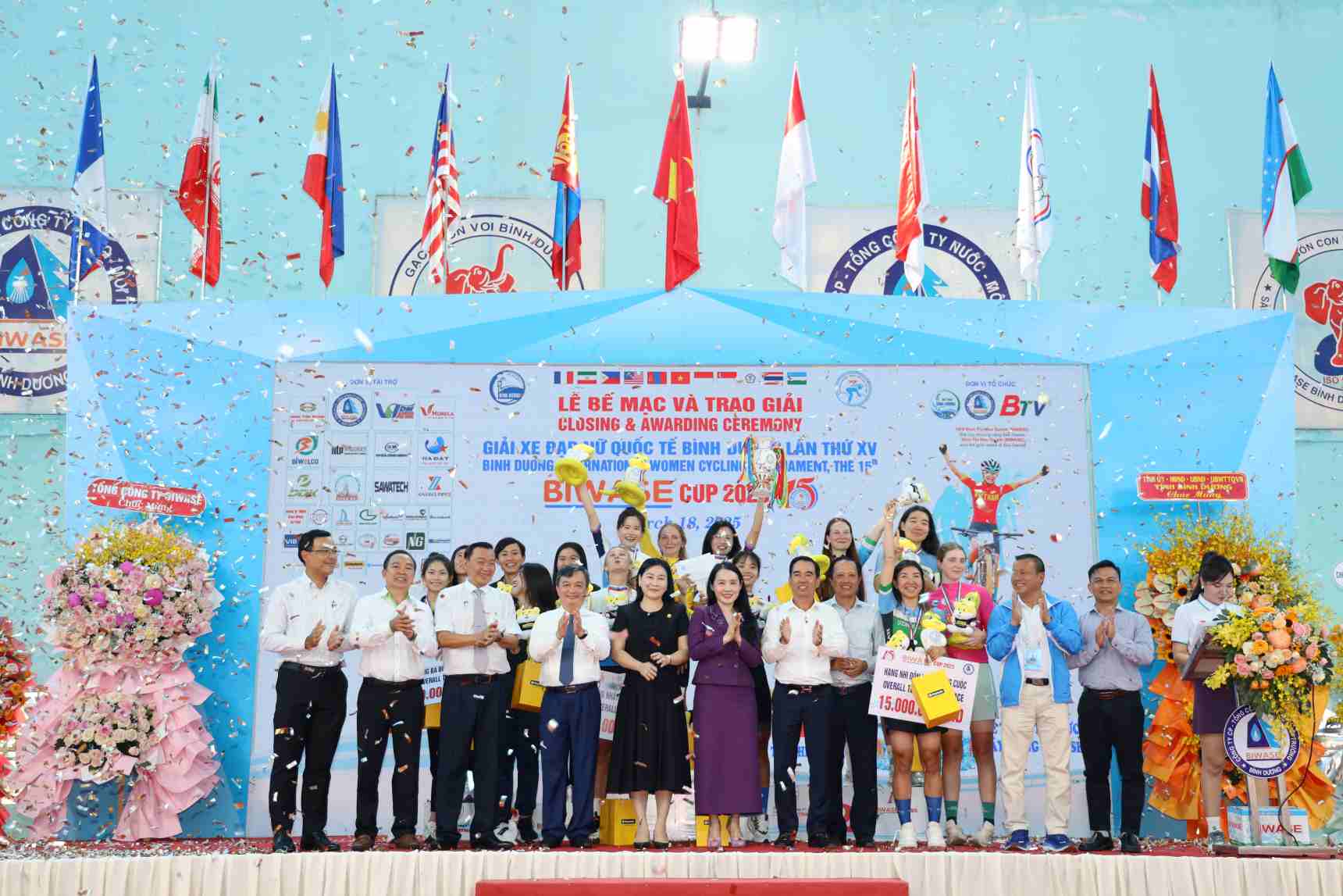 Ban to chuc trao giai va chup hinh luu niem cung cac tay dua. Anh: BTC cung cap
