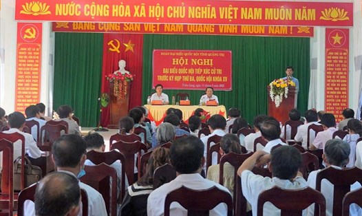 Đoàn đại biểu Quốc hội tỉnh Quảng Trị tiếp xúc cử tri tại xã Triệu Lăng, huyện Triệu Phong. Ảnh: Hưng Thơ