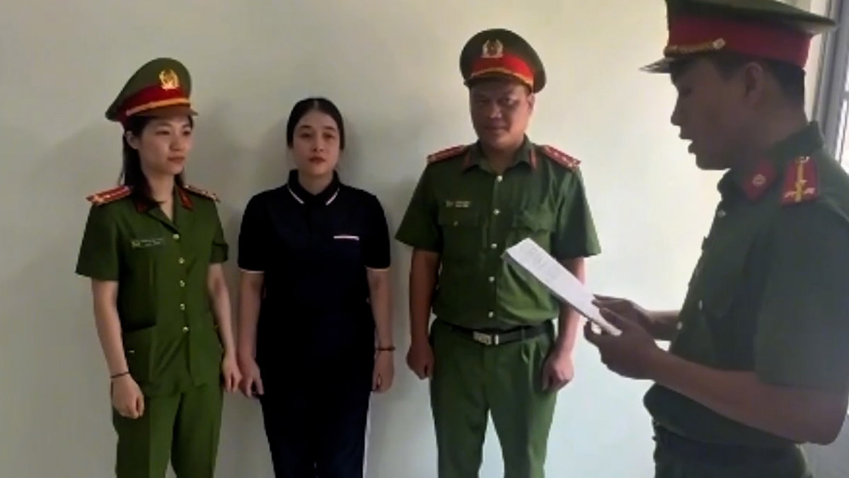 Prosecution of female Mercedes driver who caused a series of accidents in Ho Chi Minh City. Photo: Provided by the police