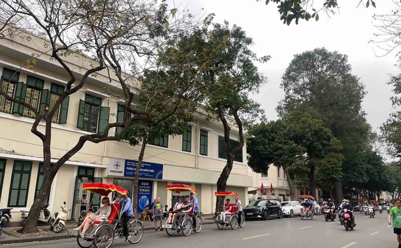 The area planned to build a square - park next to Hoan Kiem Lake. Photo: Khanh An