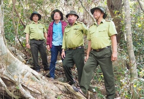 The leaders of the Ca Mau Forest Protection Department inspect the actual drought in the Hon Khoai island cluster. Photo: Huy Hai