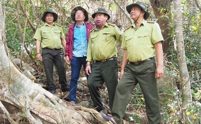 The leaders of the Ca Mau Forest Protection Department inspect the actual drought in the Hon Khoai island cluster. Photo: Huy Hai