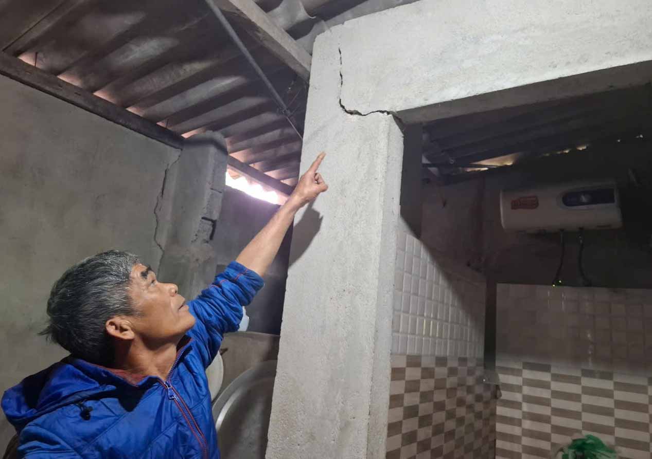 Houses in Cam Son commune (Cam Xuyen, Ha Tinh) cracked due to the impact of highway construction. Photo: Tran Tuan.