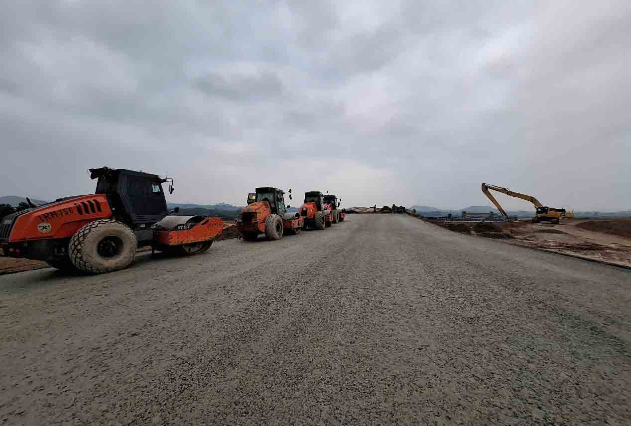 La lluvia prolongada afecta la construccion de la autopista North - South en Ha Tinh. Foto: Tran Tuan.