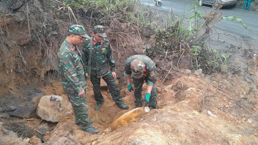 The Engineering force of the Quang Tri Provincial Military Command was present at the scene to handle the magnetic bomb. Photo: Ba Hieu