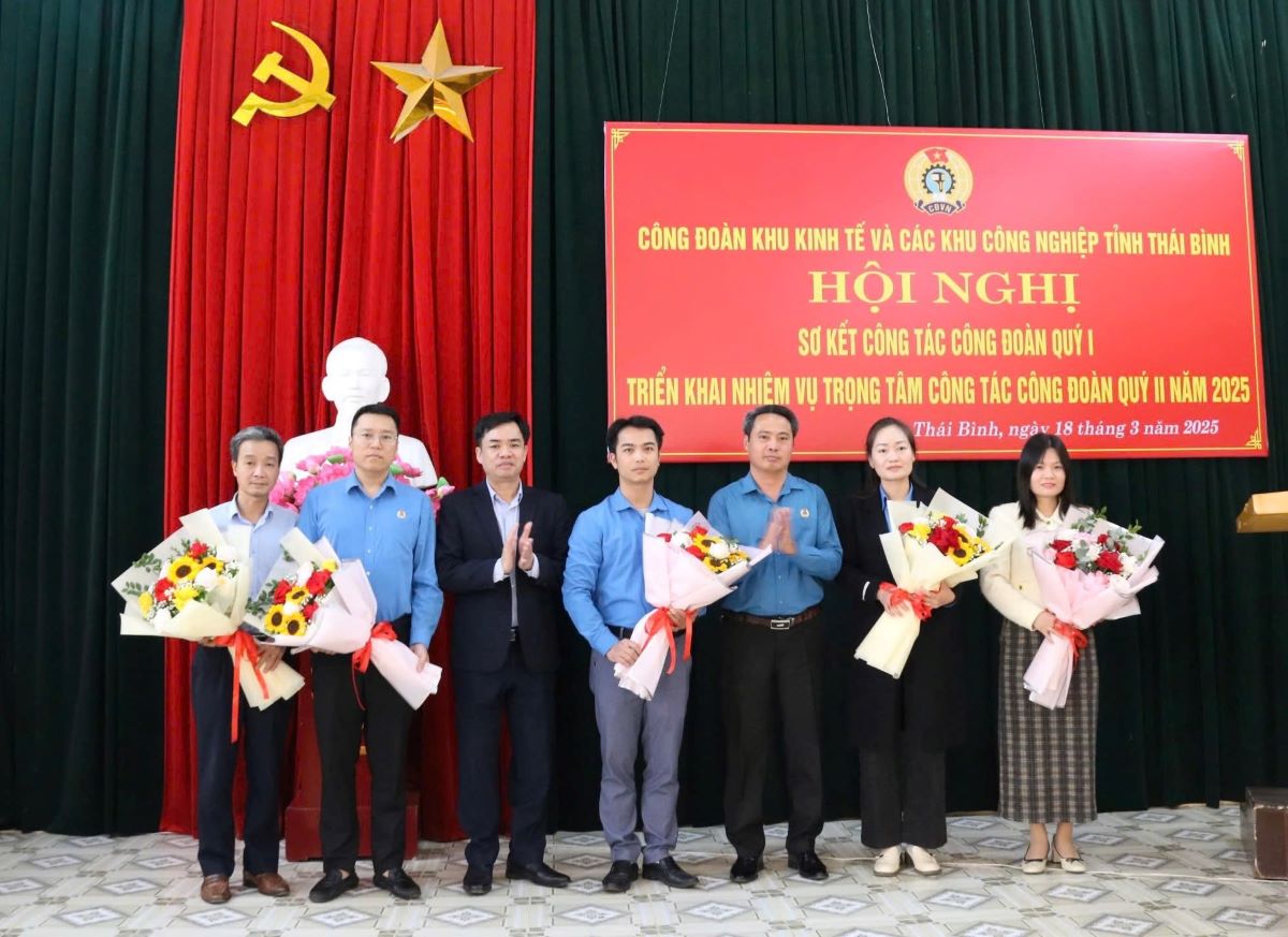 Leaders of the Thai Binh Provincial Federation of Labor and leaders of the Provincial Trade Union of Information Technology and Industrial Parks presented flowers to congratulate units under the Provincial Trade Union of Information Technology and Industrial Parks. Photo: Ba Manh