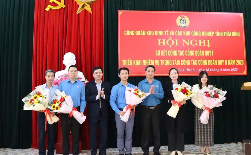 Leaders of the Thai Binh Provincial Federation of Labor and leaders of the Provincial Trade Union of Information Technology and Industrial Parks presented flowers to congratulate units under the Provincial Trade Union of Information Technology and Industrial Parks. Photo: Ba Manh