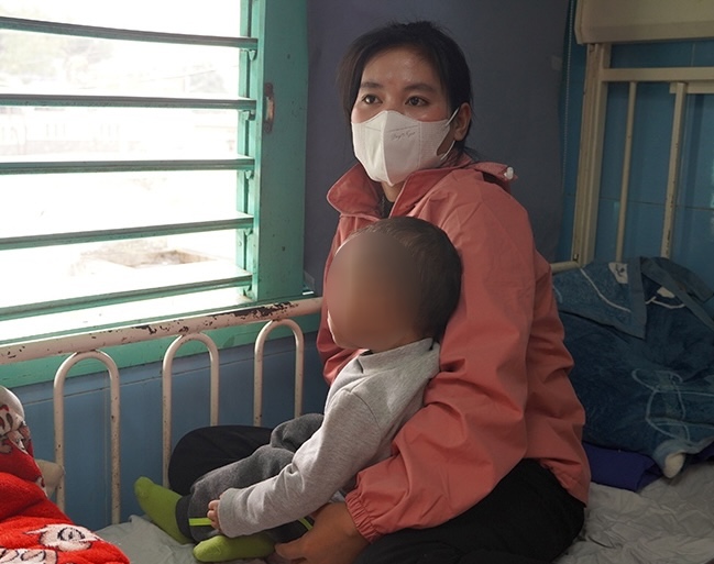 Measles patients are treated at the hospital. Photo: Huyen Trang