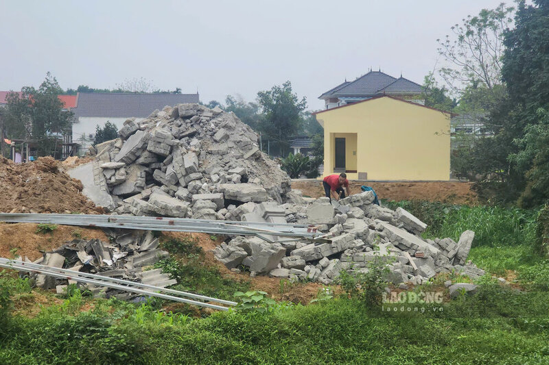 Hien truong ngon ngang gach, betong, sat thep... Anh: To Cong.
