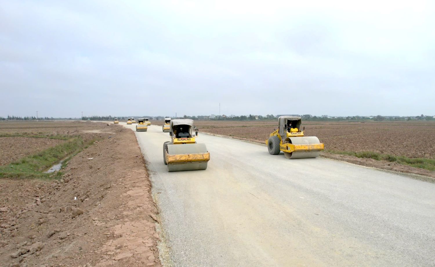 Workers and machinery have been rushing to construct at the construction site of the Thai Binh coastal road project. Photo: Nam Hong