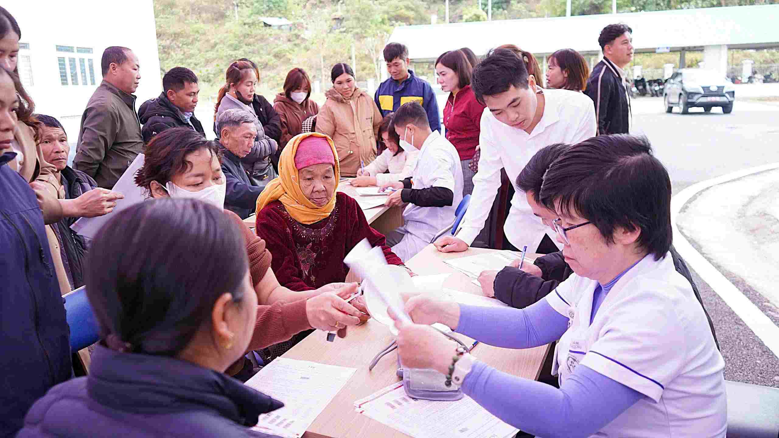 More than 1,000 people have received free medical examinations and medicine. Photo: Thanh Long