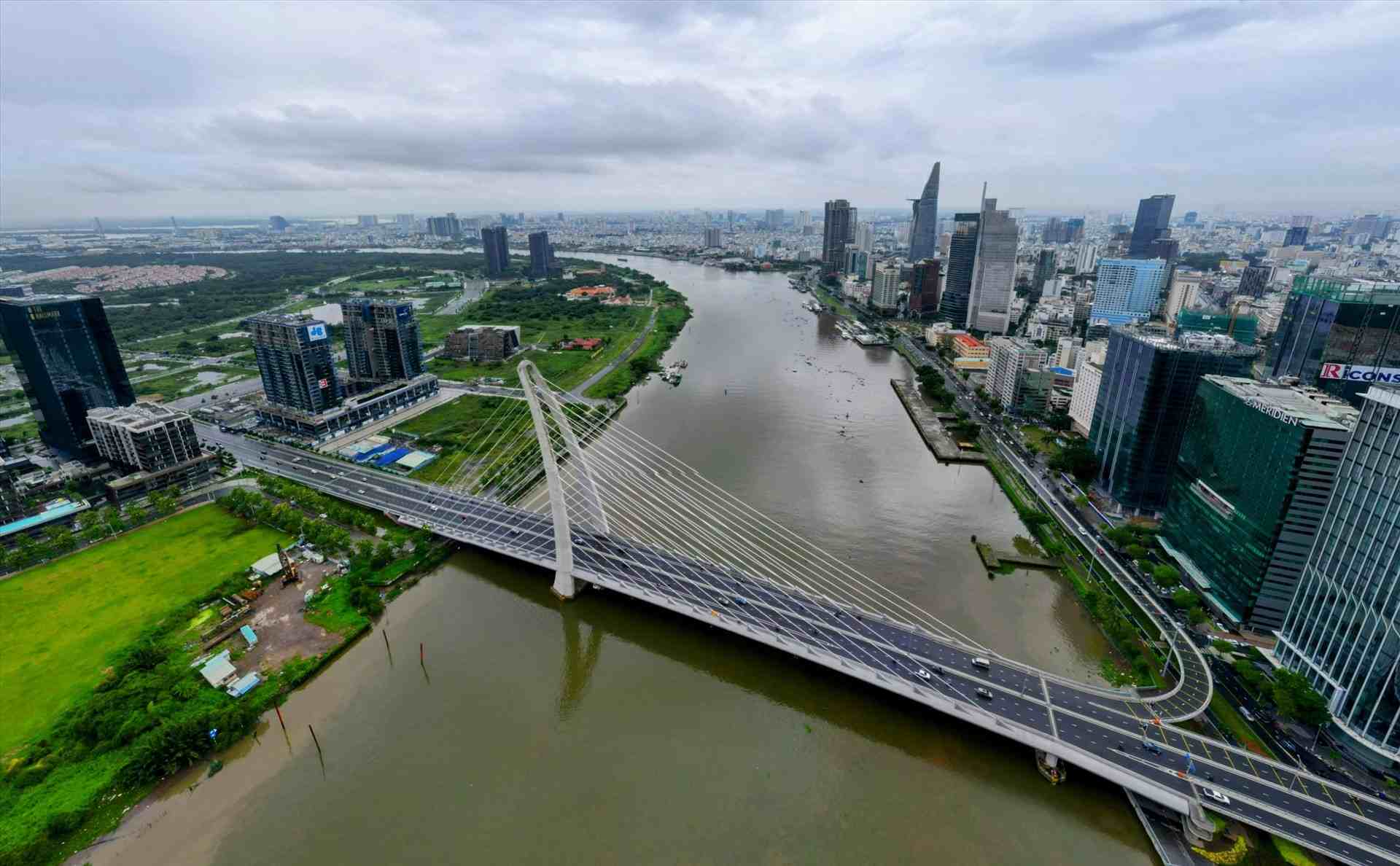 Ba Son Bridge (formerly Thu Thiem 2) connects District 1 and Thu Thiem New Urban Area (Thu Duc City, Ho Chi Minh City). Photo: Anh Tu
