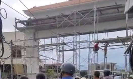 Hiện trường vụ tai nạn lao động khiến 5 công nhân bị thương khi đang thi công cổng chào tại xã Diên Điền, huyện Diên Khánh, Khánh Hòa. Ảnh: Khánh Hòa
