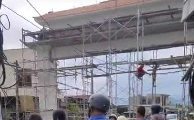 The scene of the work accident that injured 5 workers while constructing the welcome gate in Dien Dien commune, Dien Khanh district, Khanh Hoa. Photo: Khanh Hoa