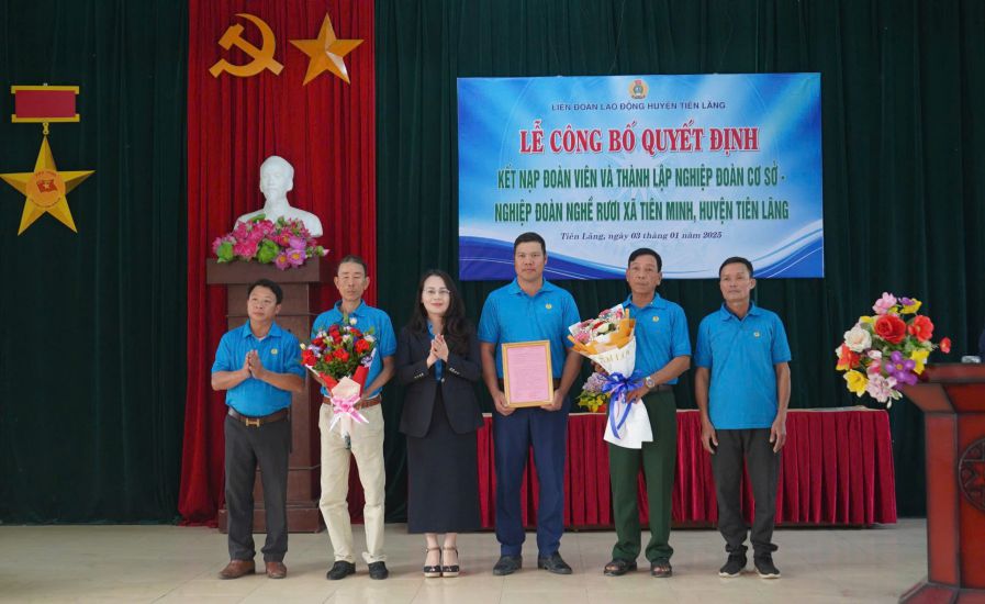 Tien Lang District Labor Federation established a grassroots union in early 2025. Photo: Mai Dung