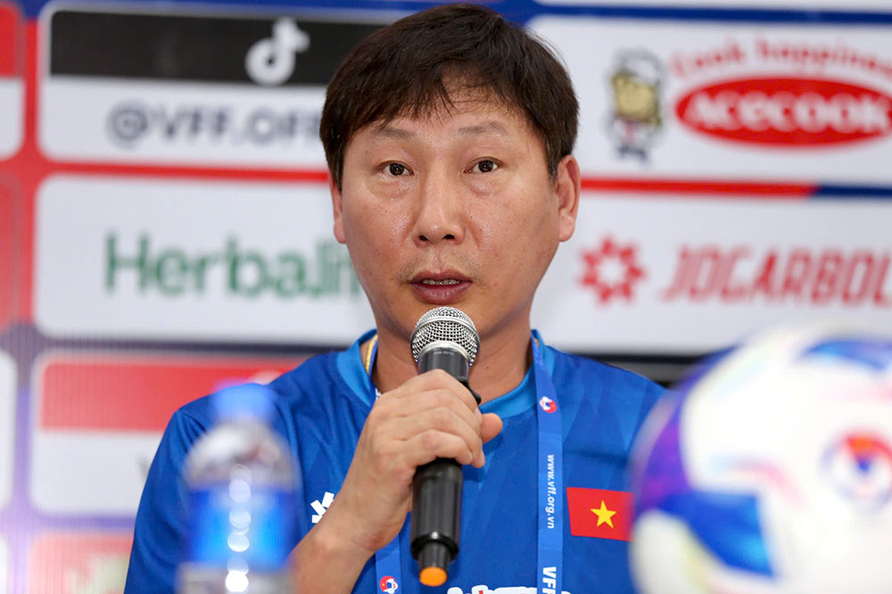 Coach Kim Sang-sik attended a press conference before the friendly match with the Cambodian team. Photo: Thanh Vu