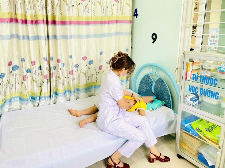 School health workers at a kindergarten in Quang Tri town check the health of the children. Photo: H.Nguyen