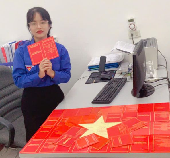 Huong Giang and the certificates of voluntary blood donation are arranged in the shape of the national flag. Photo: Nguyen Truong