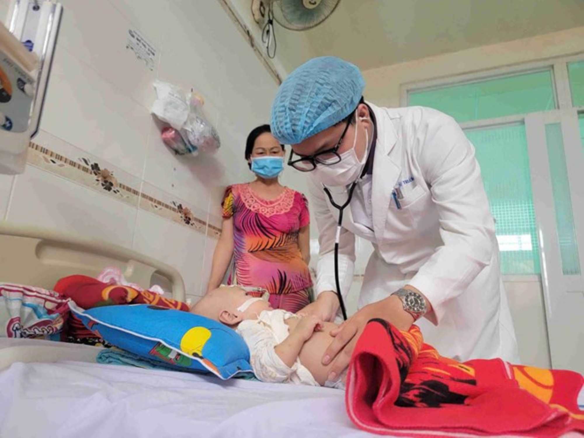 Doctor examines a child with measles treated at the Department of Infectious Diseases, Can Tho Children's Hospital. Photo: Phong Linh