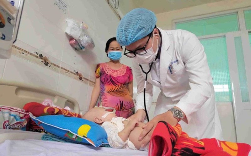 Doctor examines a child with measles treated at the Department of Infectious Diseases, Can Tho Children's Hospital. Photo: Phong Linh