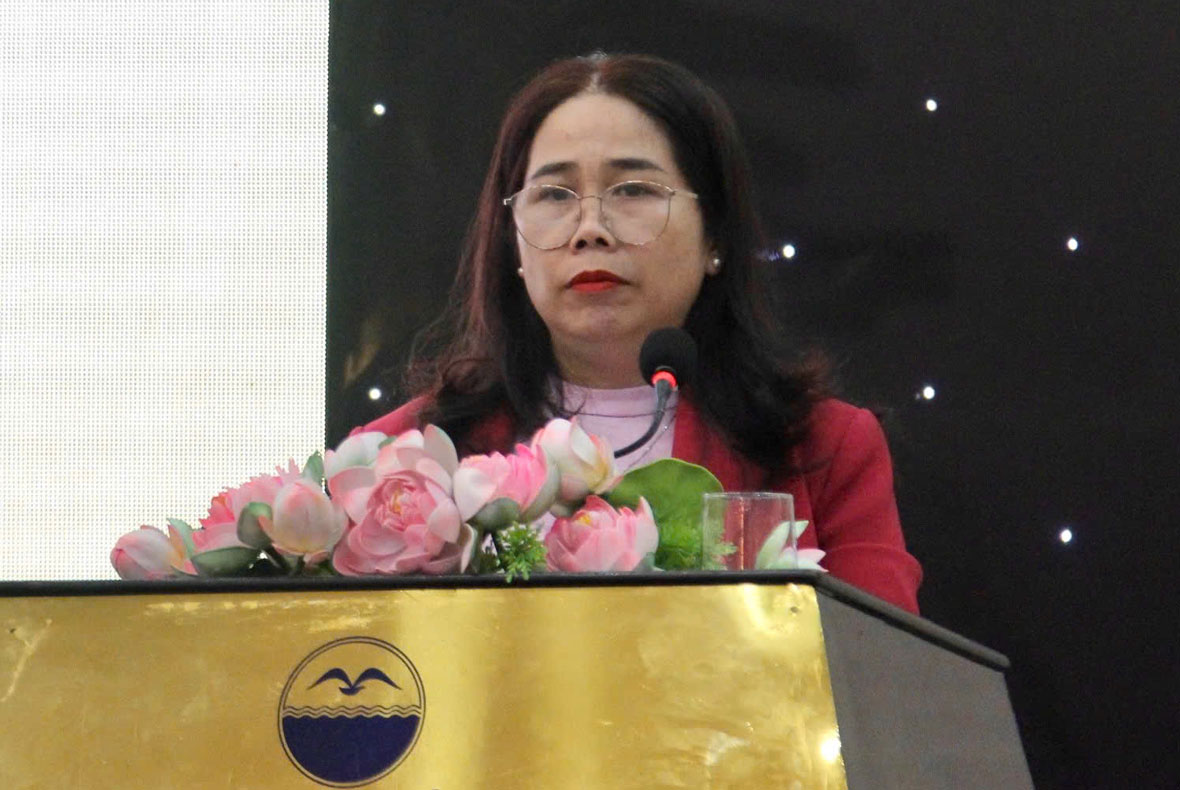Director of the Department of Culture - Sports - Tourism Do Thi Dieu Hanh announced a series of events to celebrate the 50th anniversary of Binh Dinh Liberation Day. Photo: Diem Phuc.