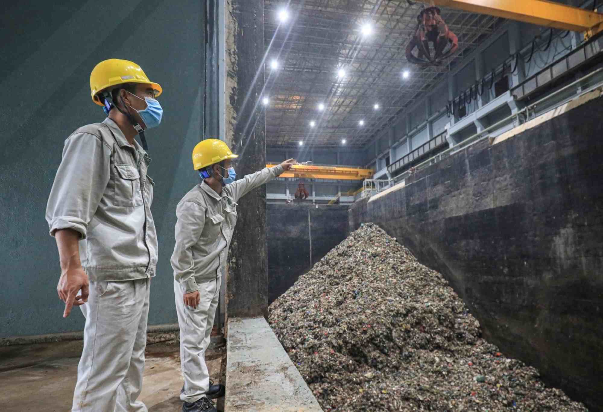 Every day, Thien Y Waste-to-power Plant receives and processes about 5,500 tons of waste. Photo: Huu Chanh