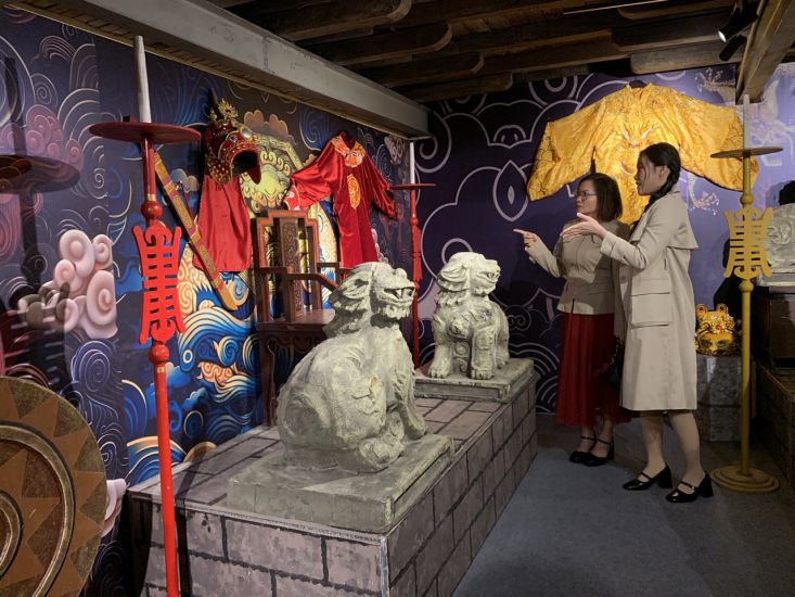 Visitors experience the panoramic art space in the Golden bell Theater. Photo: Pham Huyen