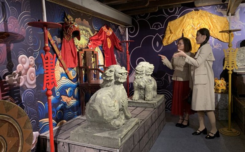 Visitors experience the panoramic art space in the Golden bell Theater. Photo: Pham Huyen