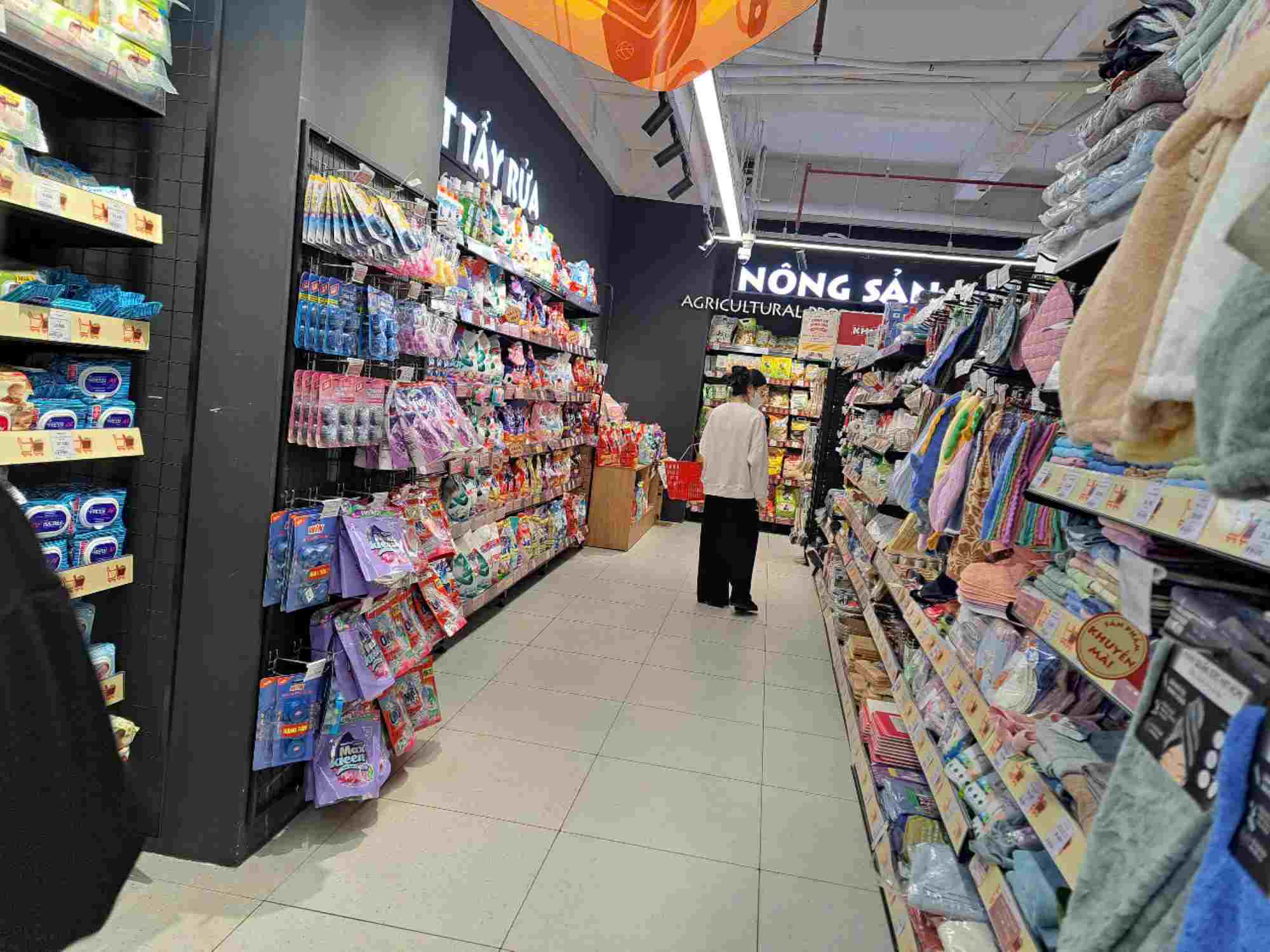 The retail market must adapt flexibly as e-commerce explodes. Photo: Luc Giang