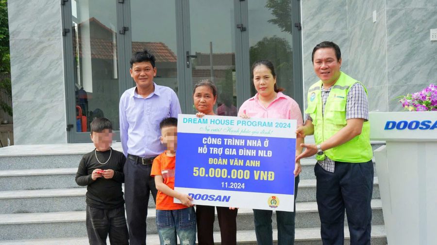 The Trade Union of Doosan Enerbility Vietnam Co., Ltd. supports the cost of repairing and building new houses for workers. Photo: Van Hung