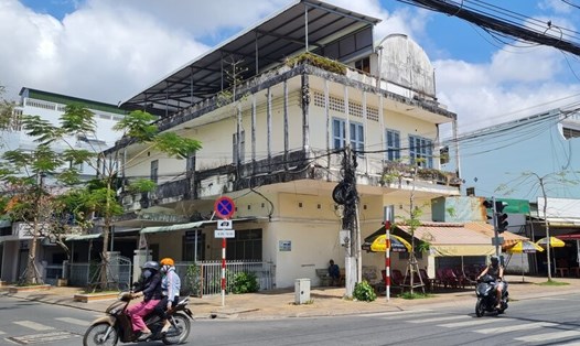 Trụ sở Ban bảo vệ chăm sóc sức khoẻ tỉnh ủy Bạc Liêu nằm ngay vị trí đắc địa nhưng bỏ hoang nhiều năm nay. Ảnh: Nhật Hồ