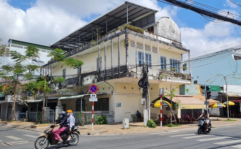 The headquarters of the Bac Lieu Provincial Party Committee's Health Care Protection Board is located in a prime location but has been abandoned for many years. Photo: Nhat Ho