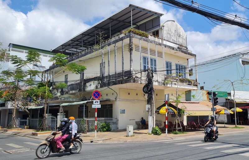 Trung tam bao ve suc khoe tinh uy Bac Lieu nam ngay goc duong Ba Trieu - Le Van Duyet, phuong 3, thanh pho Bac Lieu bo hoang nhieu nam nay. Anh: Nhat Ho