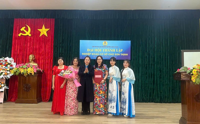 Ms. Vuong Thi Anh, President of the Van Chan District Labor Federation, Yen Bai Province, presented the decision and presented flowers to congratulate the Executive Committee of the Cho Son Thinh Organizing Committee. Photo: Duy Hien