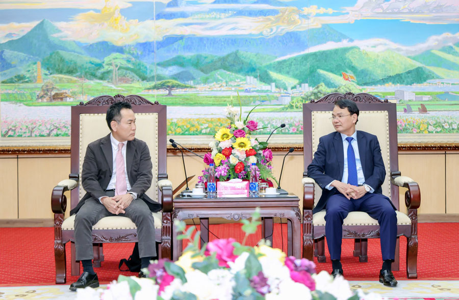 Vinh Phuc Provincial Party Secretary Dang Xuan Phong received and worked with General Director of Honda Vietnam Koji Sugita. Photo: Khanh Linh