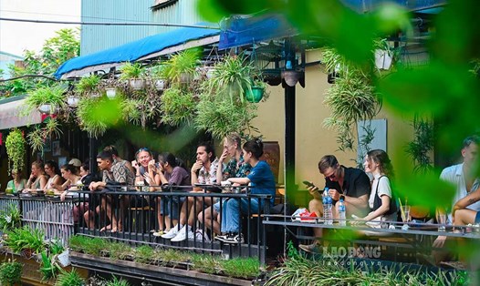 Khách nước ngoài ấn tượng với văn hóa cà phê Việt Nam. Ảnh: Hải Nguyễn