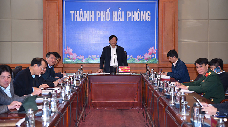 Vice Chairman Nguyen Duc Tho directed at the meeting to deploy the construction of the Lao Cai - Hanoi - Hai Phong railway section through the city. Photo: Hai Phong Portal