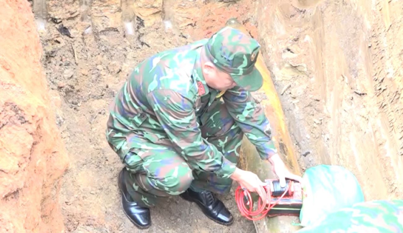 The engineering force planted explosives to destroy the bomb. Photo: H.Nguyen