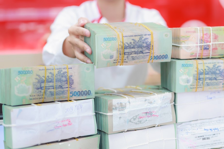 Commercial banks are massively cutting interest rates. Photo: Hai Nguyen